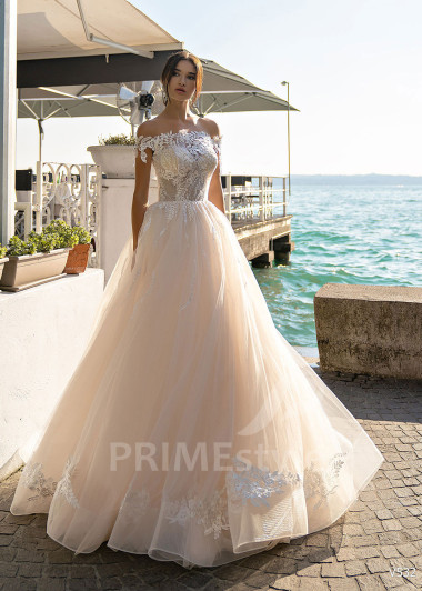 Jednoduché čipkované svadobné šaty RS532