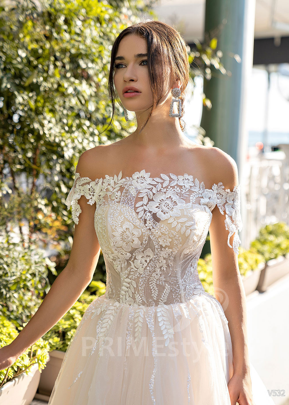 Jednoduché čipkované svadobné šaty RS532