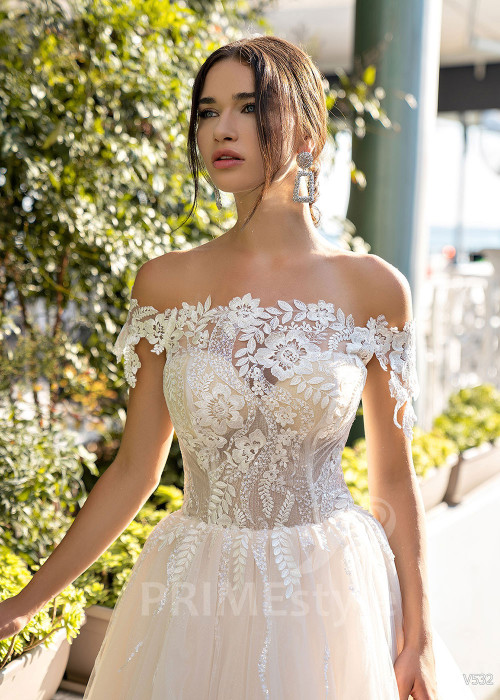 Jednoduché čipkované svadobné šaty RS532