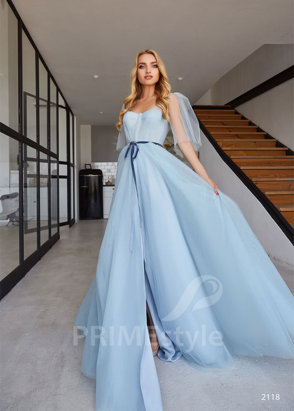 Jednoduché šaty na stužkovú RC2118