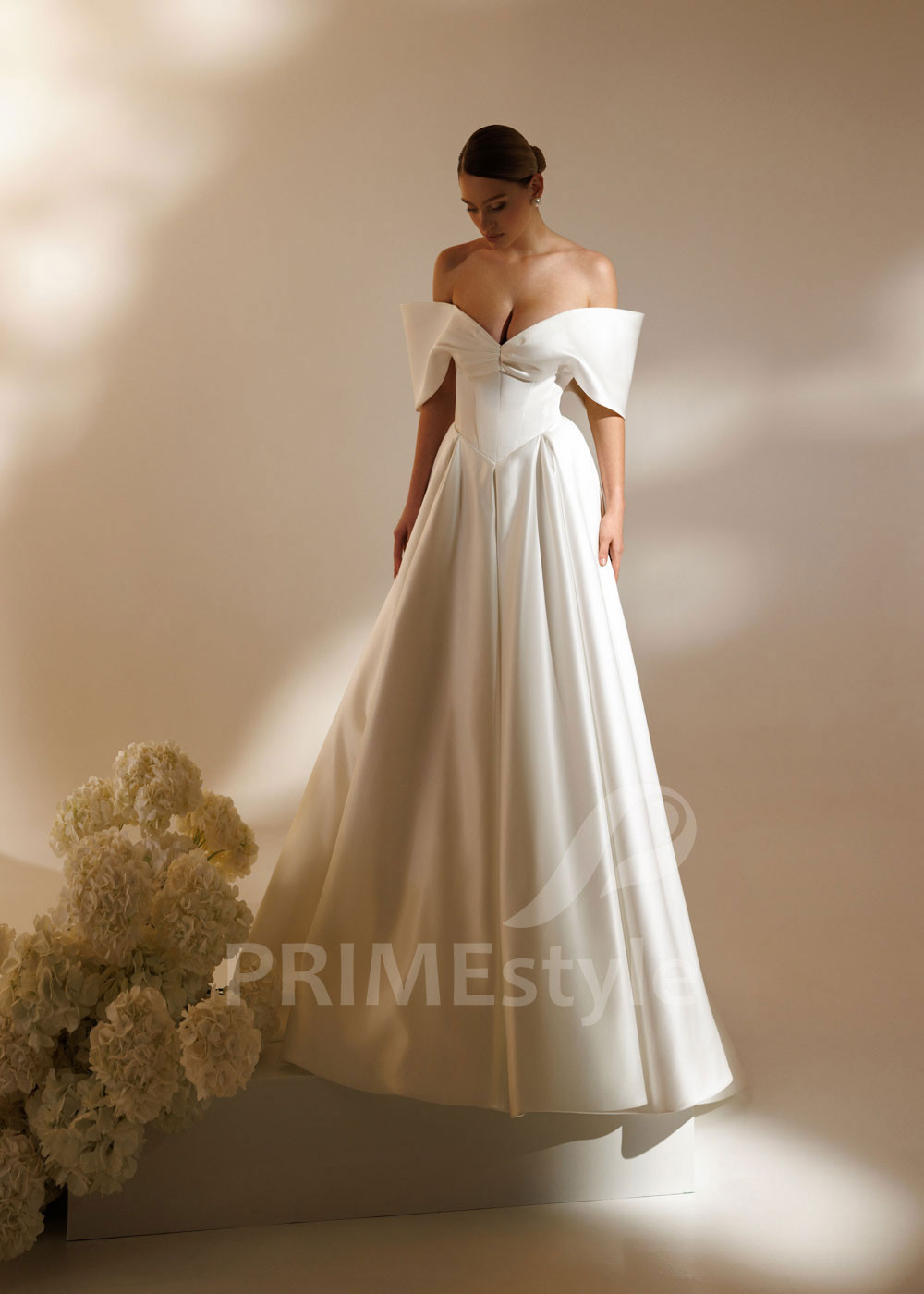 Luxusné svadobné šaty Allure s hladkou saténovou sukňou