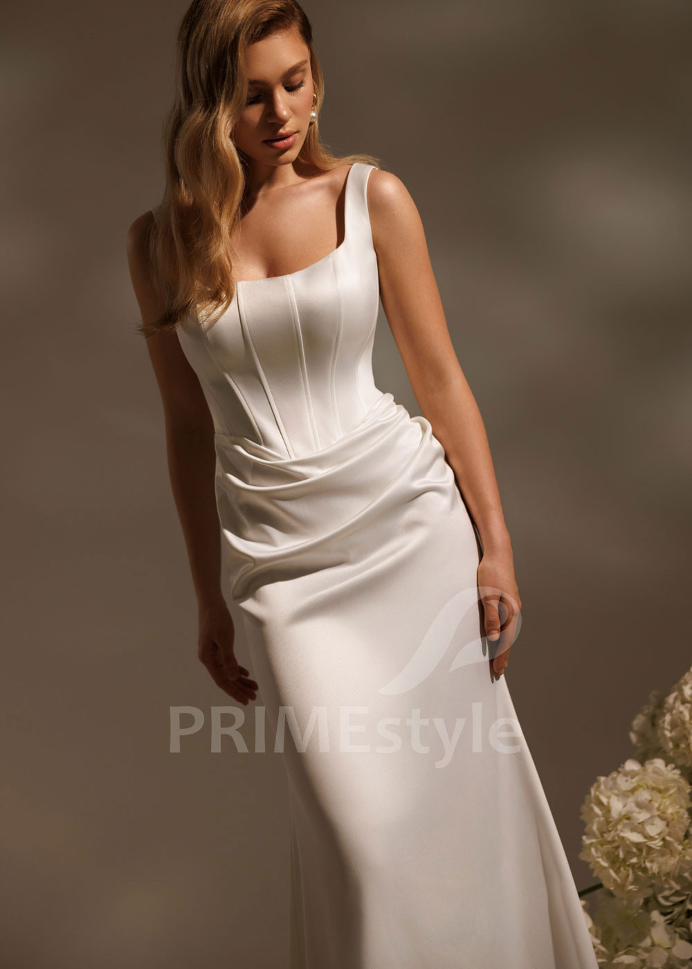 Hladké saténové svadobné šaty Aria s úzkym strihom
