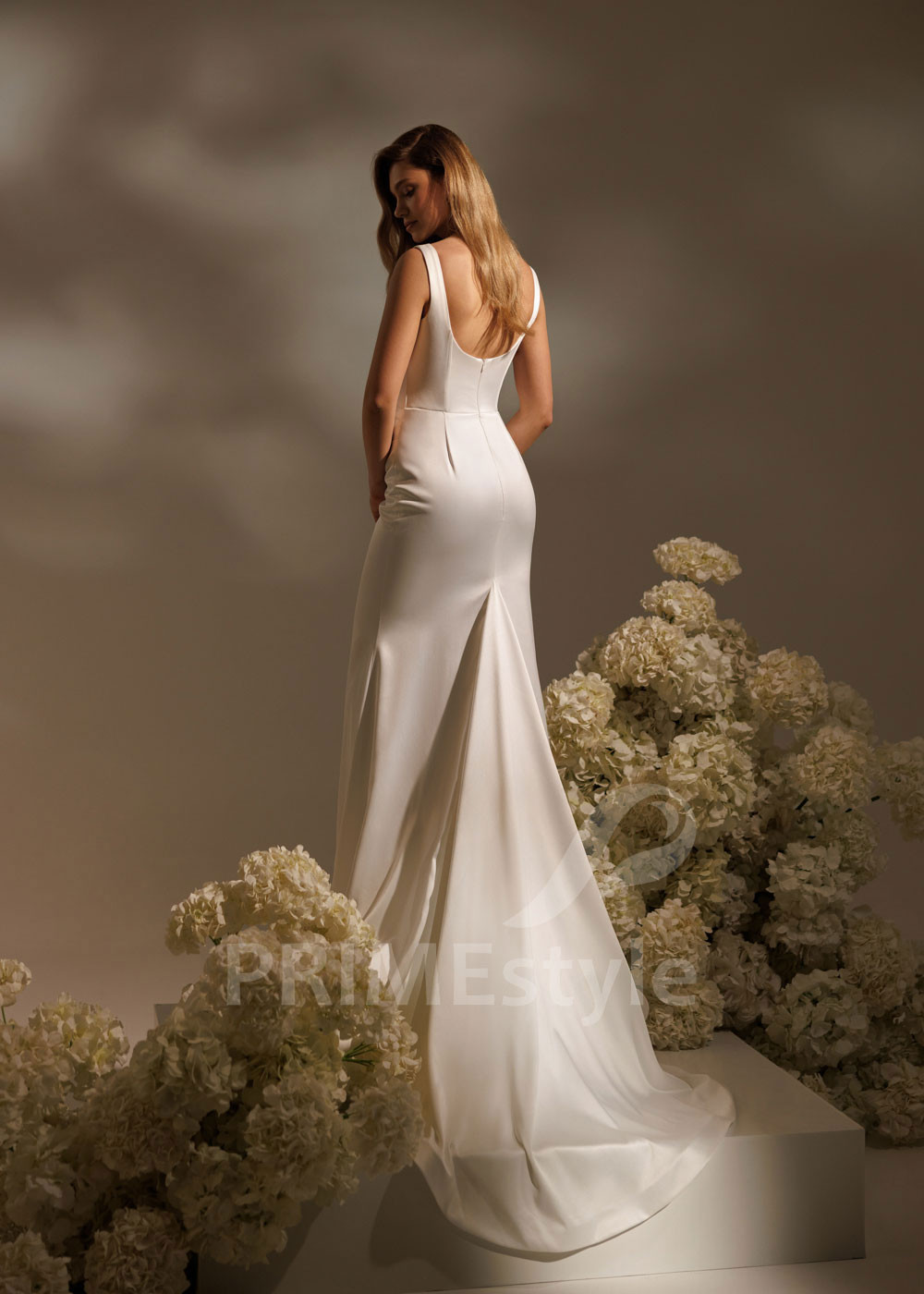 Hladké saténové svadobné šaty Aria s úzkym strihom