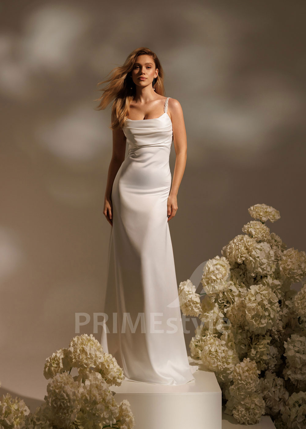 Hladké svadobné šaty Camelia – saténové s úzkym strihom a riasením