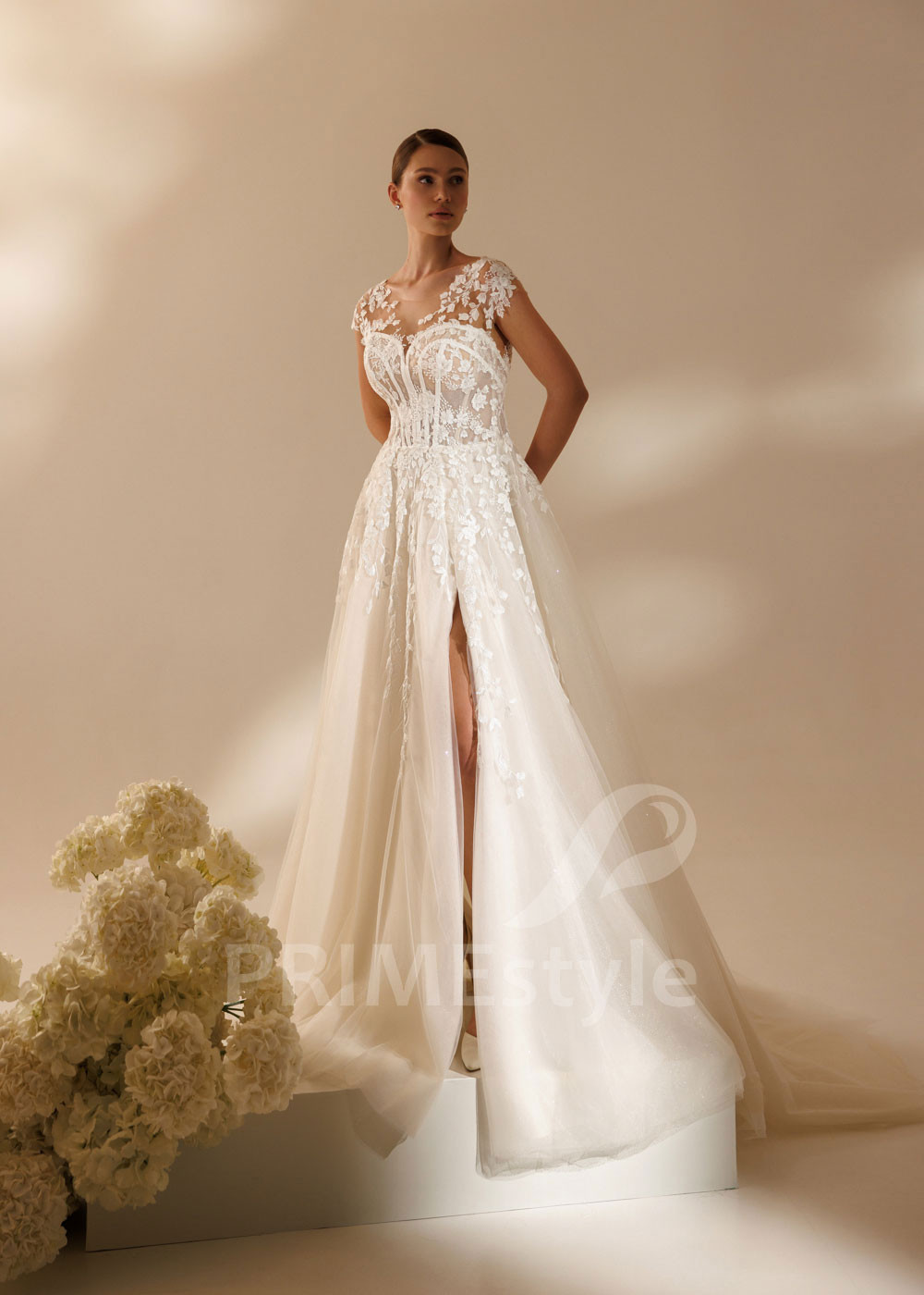 Čipkované svadobné šaty Chelsey – s vlečkou, rozparkom a čírym živôtikom