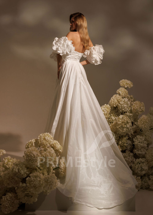 Moderné svadobné šaty Claire – s rozparkom, vlečkou a balónovými rukávmi