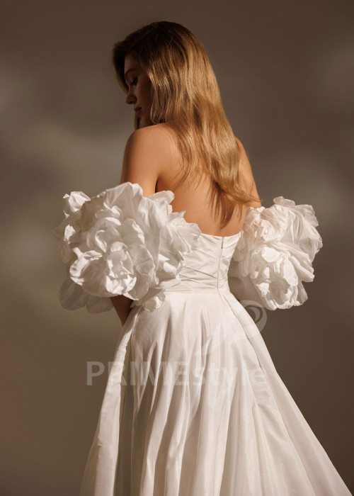 Moderné svadobné šaty Claire – s rozparkom, vlečkou a balónovými rukávmi