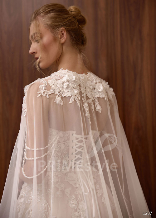 Tylové svadobné šaty VS1207 s rozparkom a čipkovaným plášťom