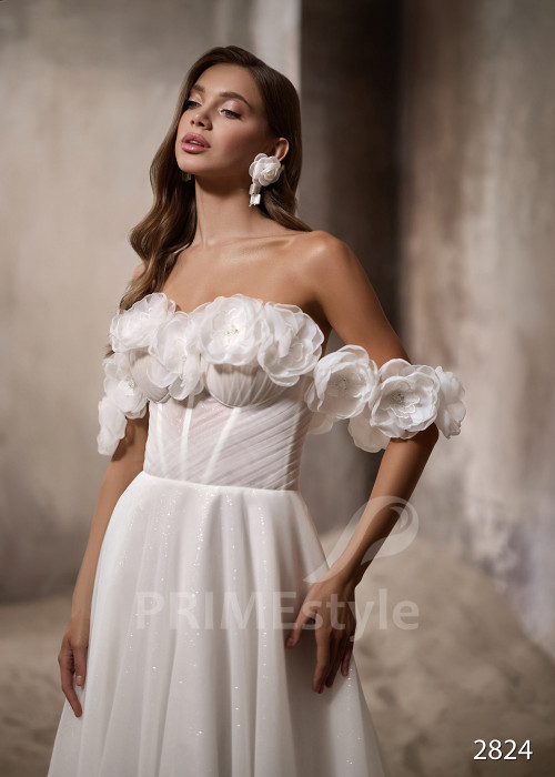 Jednoduché svadobné šaty s padnutými ramienkami RC2824