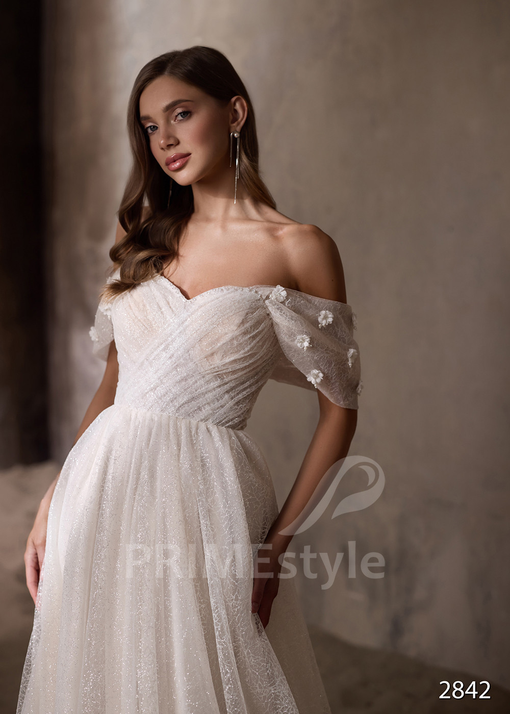 Trblietavé minimalistické svadobné šaty RC2842