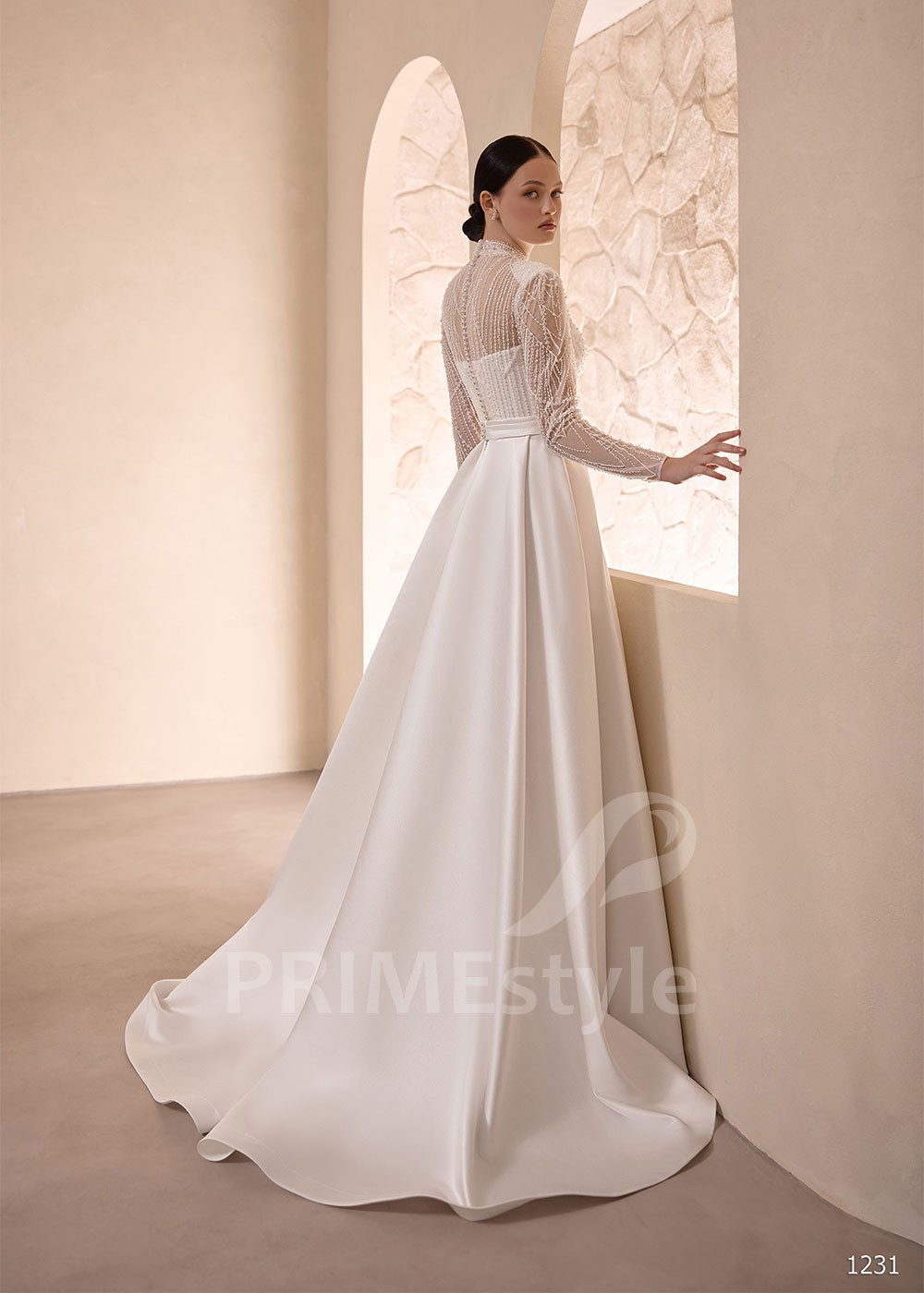 Luxusné svadobné šaty VS1231 s perličkovým živôtikom a rozparkom