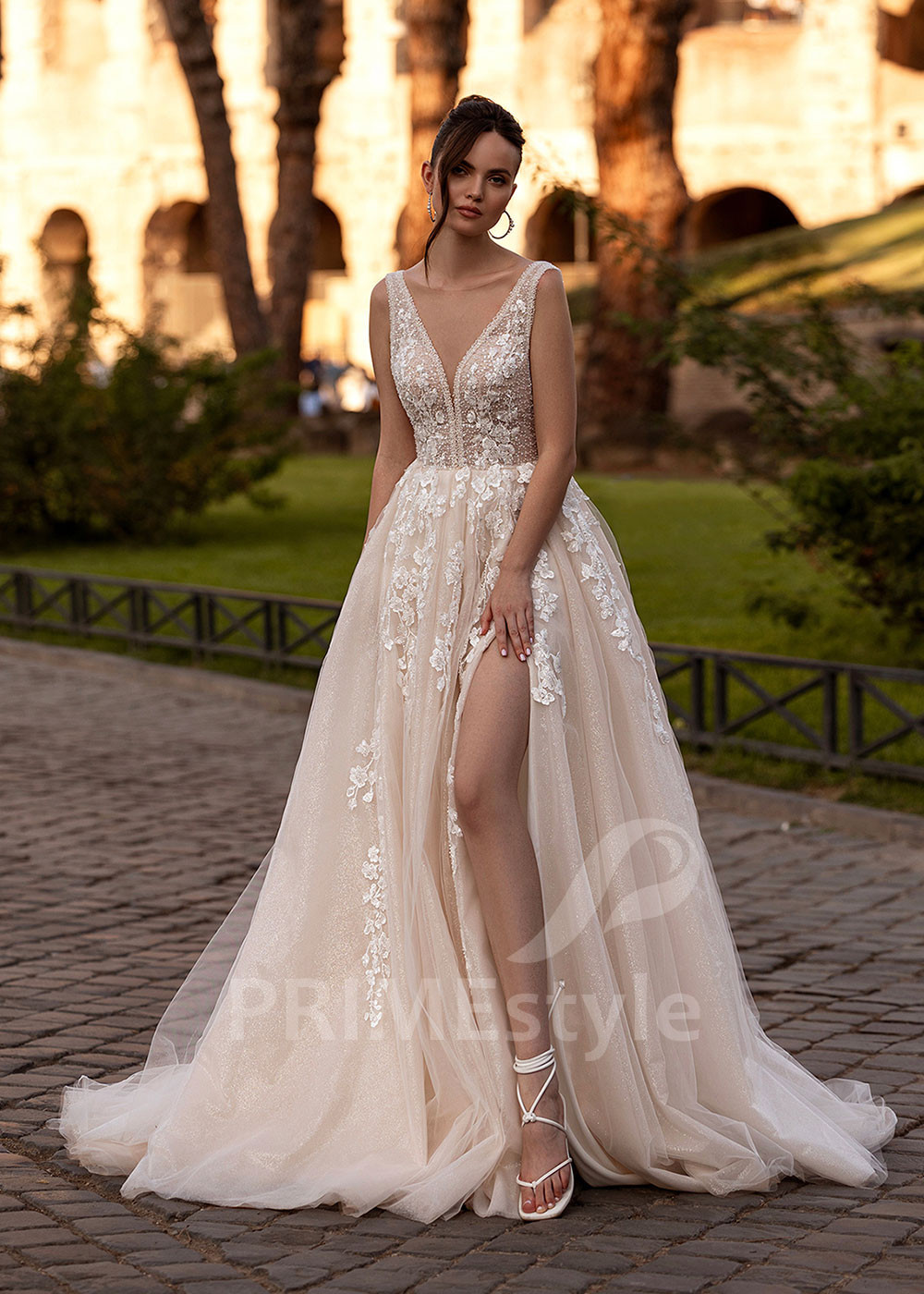 Extravagantné čipkované svadobné šaty RS872