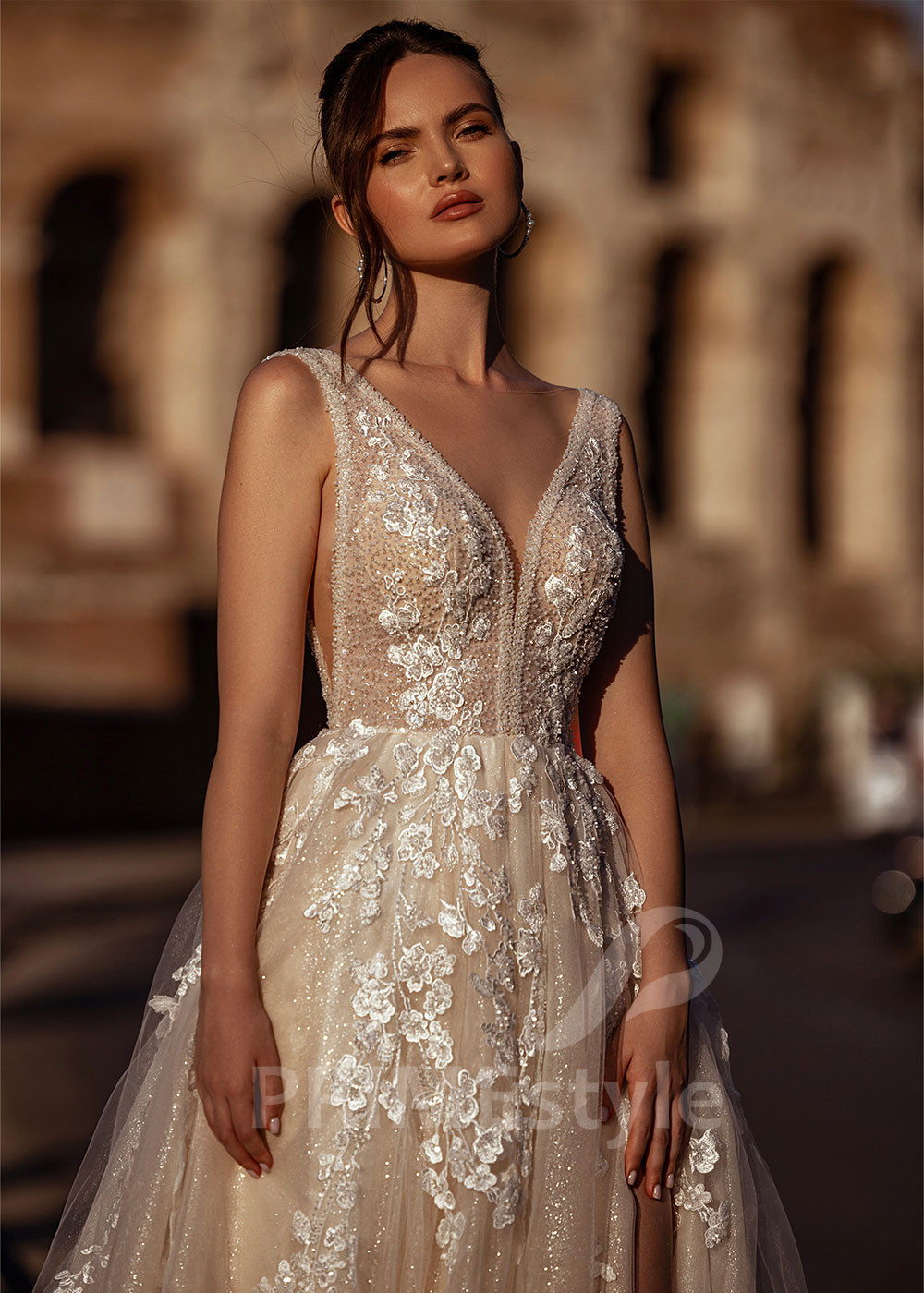 Extravagantné čipkované svadobné šaty RS872