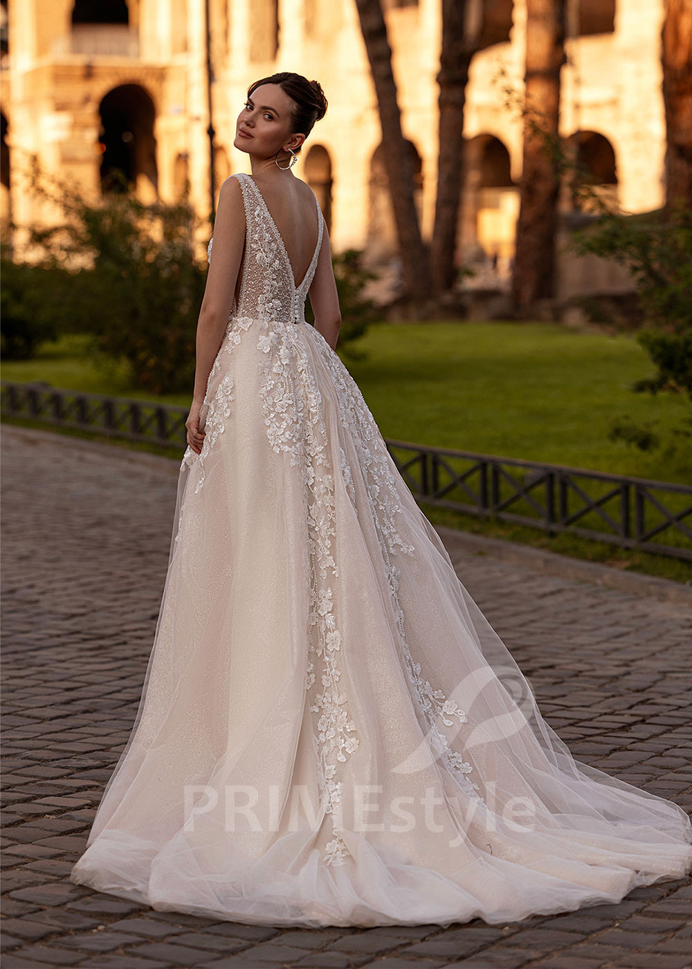 Extravagantné čipkované svadobné šaty RS872