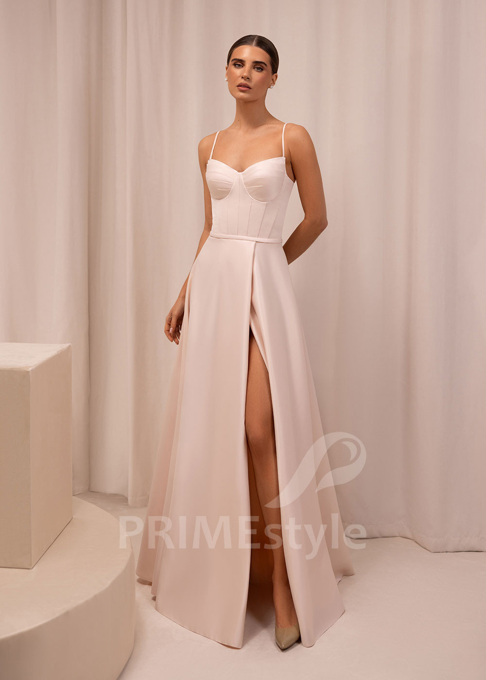 Jednoduché šaty na stužkovú Lassie