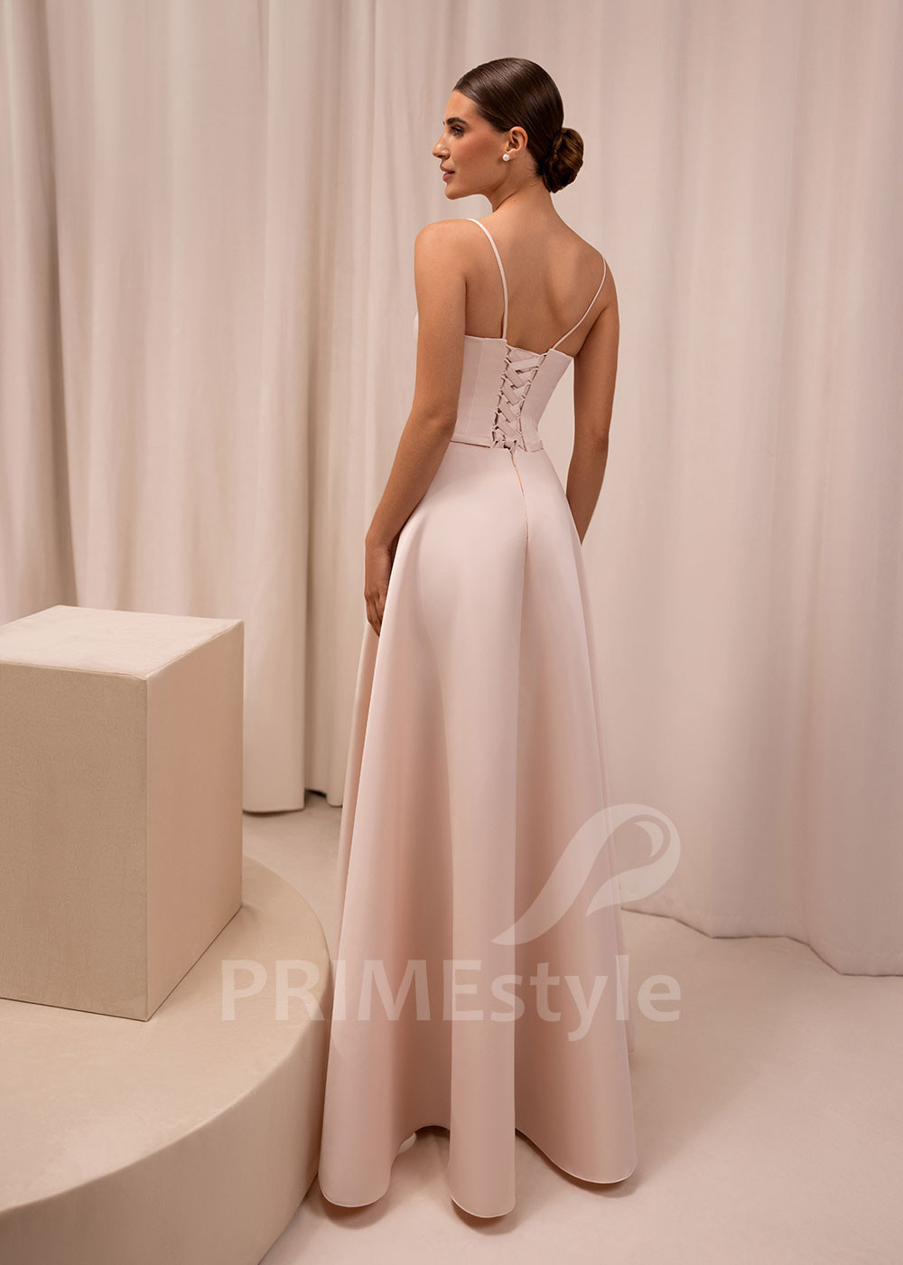 Jednoduché šaty na stužkovú Lassie