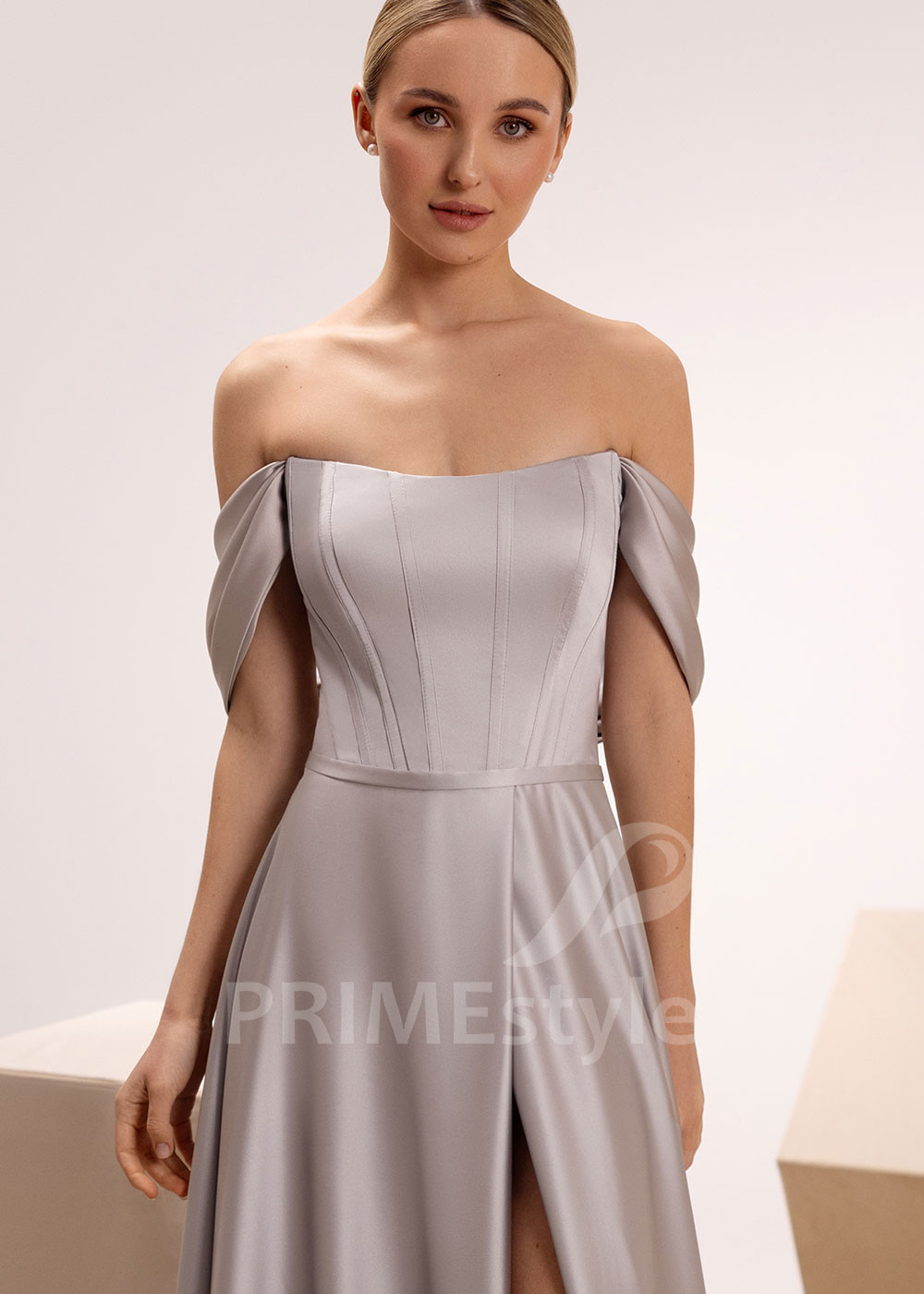 Jednoduché spoločenské šaty s rozparkom Leona