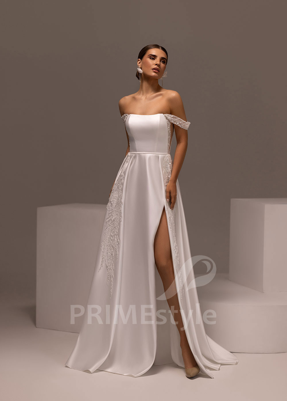 Hladké svadobné šaty so spadnutými ramienkami Donata