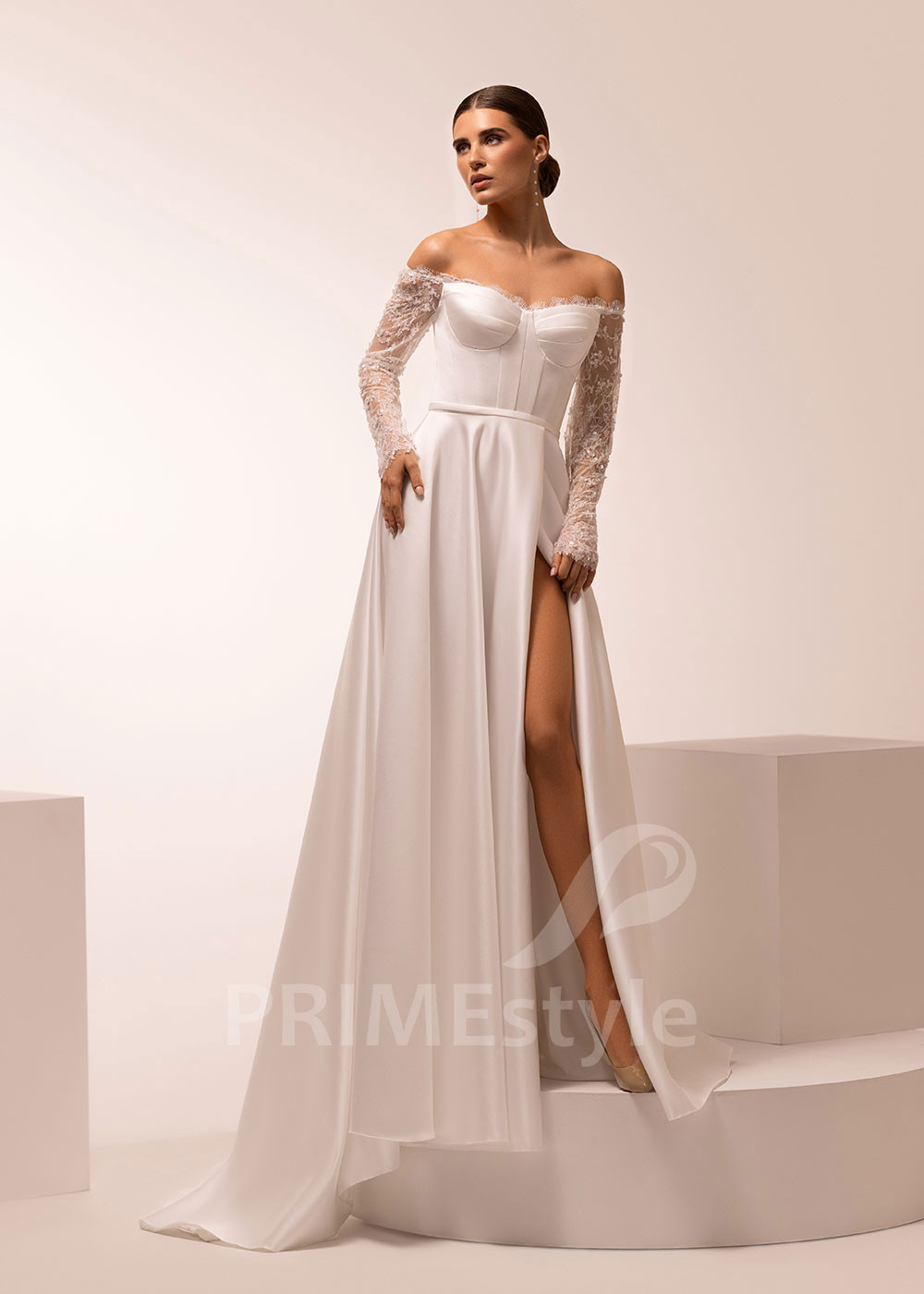 Hladké svadobné šaty s dlhým čipkovaným rukávom Fabiana