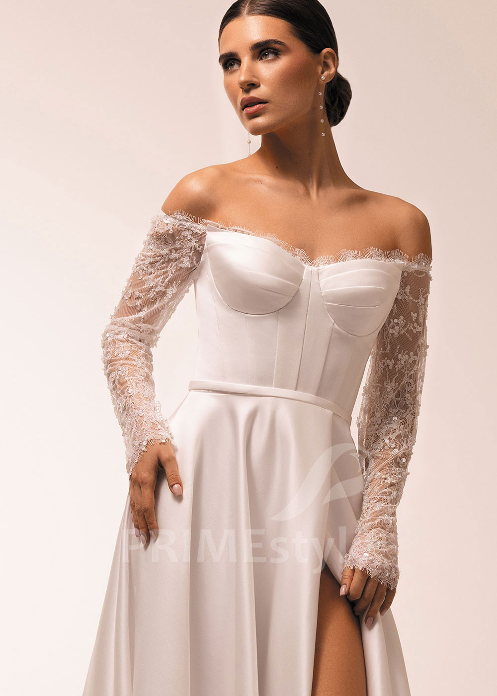 Hladké svadobné šaty s dlhým čipkovaným rukávom Fabiana