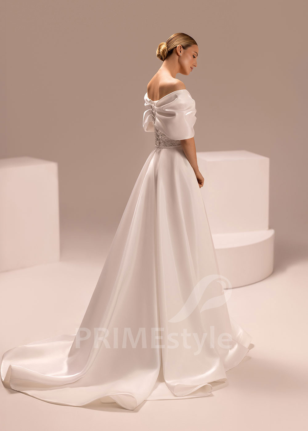 Hladké svadobné šaty so saténovou mašľou Filippa