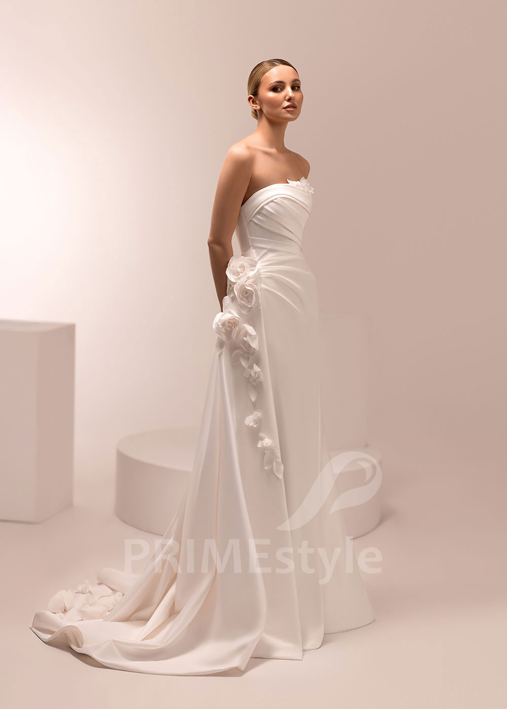 Hladké svadobné šaty s 3D kvetinovou aplikáciou Ornella